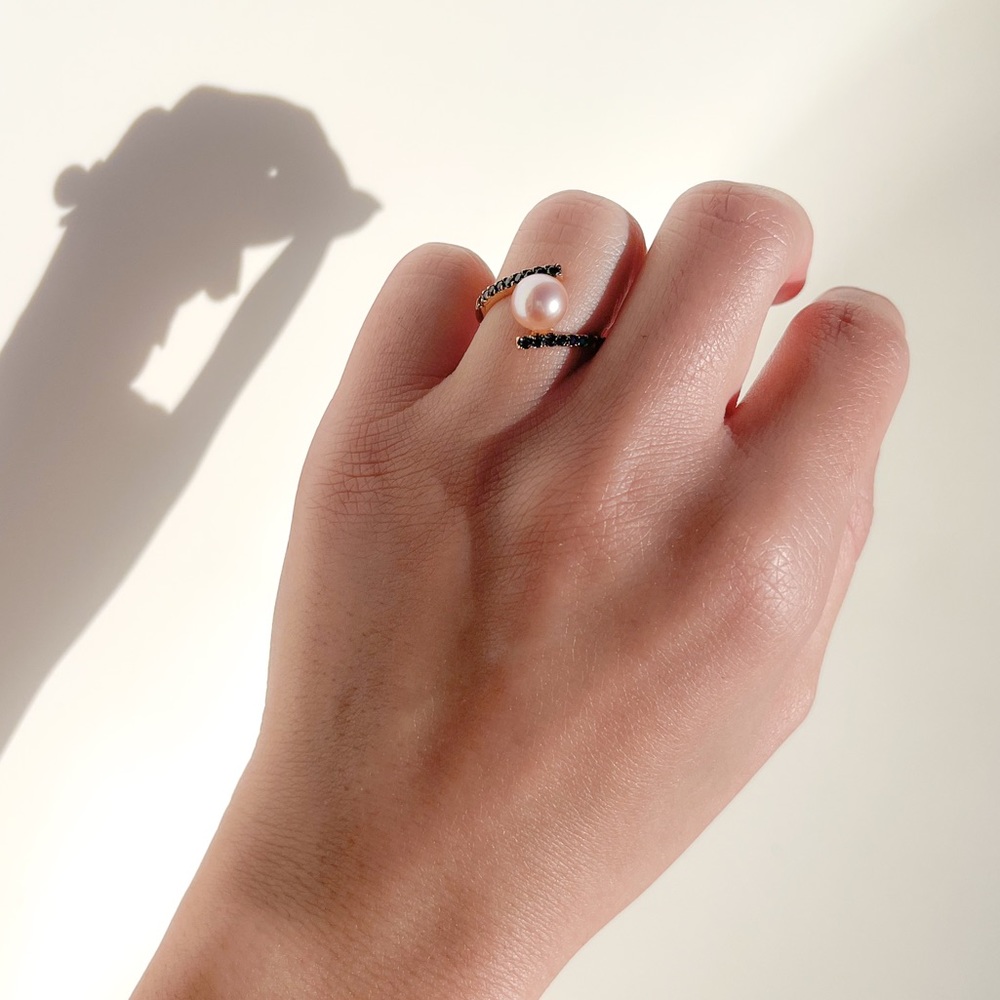 18K SOLID GOLD fine jewelry ring with freshwater pearl + black gemstones, size 6